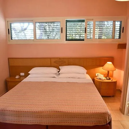 Sleeps 2 Pool Wifi Villa